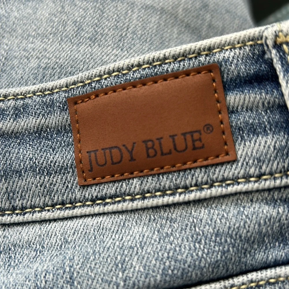 Judy Blue Boyfriend Fit Light Wash Jeans 11 / 30